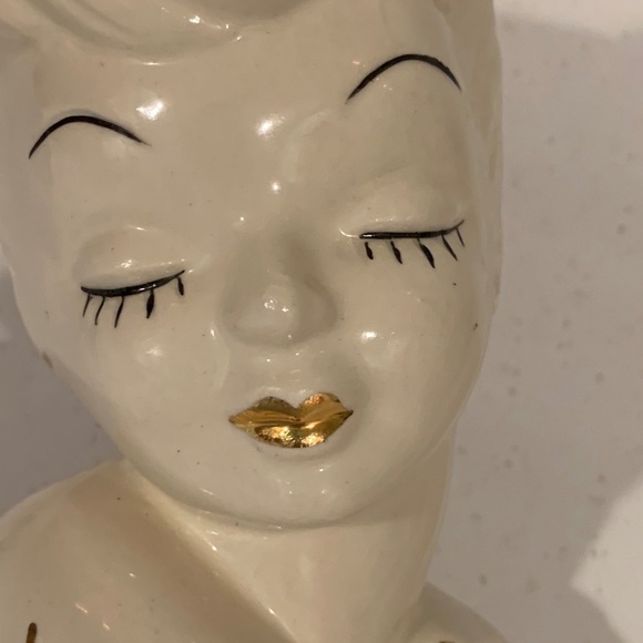 Glamour Girl Head vase ..signed white with gold trim. Price Firm - Picture 5 of 8